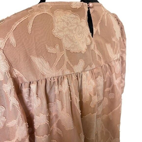 Women Blouse Deep Rose Floral Applique Flouncy Sleeve Button Back Neck Sz Small - Picture 10 of 16